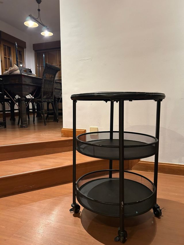 Tavolo ausiliario rotondo nero con ruote