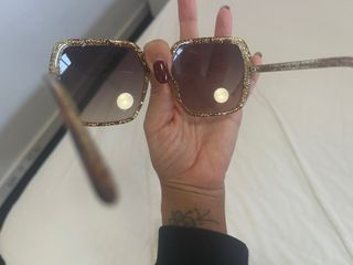 Gafas de sol doradas y marrones con su caja