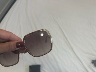Gafas de sol doradas y marrones con su caja
