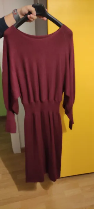 Vestido de punto burdeos.