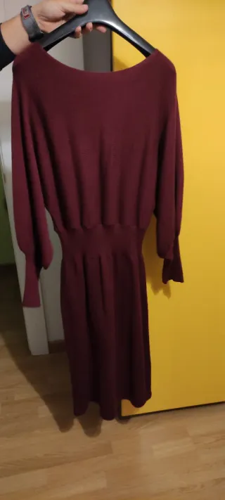 Vestido de punto burdeos.