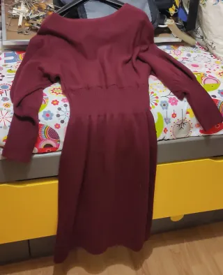 Vestido de punto burdeos.