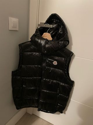 Chaleco Moncler con capucha extraíble