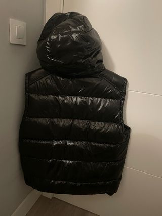 Chaleco Moncler con capucha extraíble