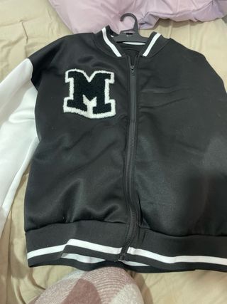Chaqueta  negra con letra M