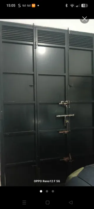 Puerta de cochera de chapa, con chapa de 2'05