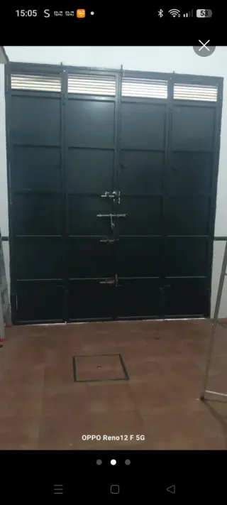 Puerta de cochera de chapa, con chapa de 2'05