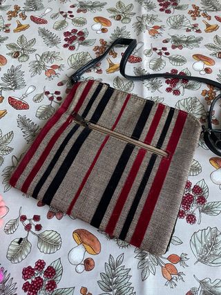 Bolso de rayas rojas y negras