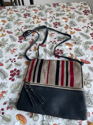 Bolso de rayas rojas y negras