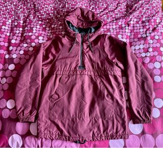 Abrigo granate con capucha