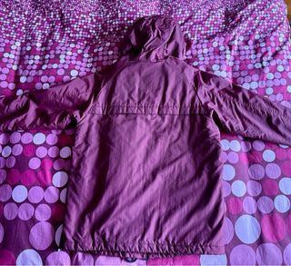 Abrigo granate con capucha