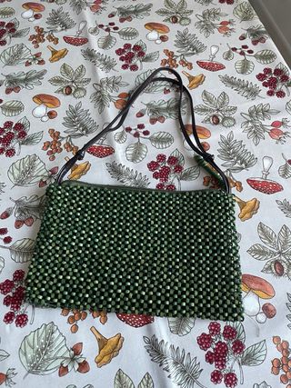 Bolso de mano verde con cuentas
