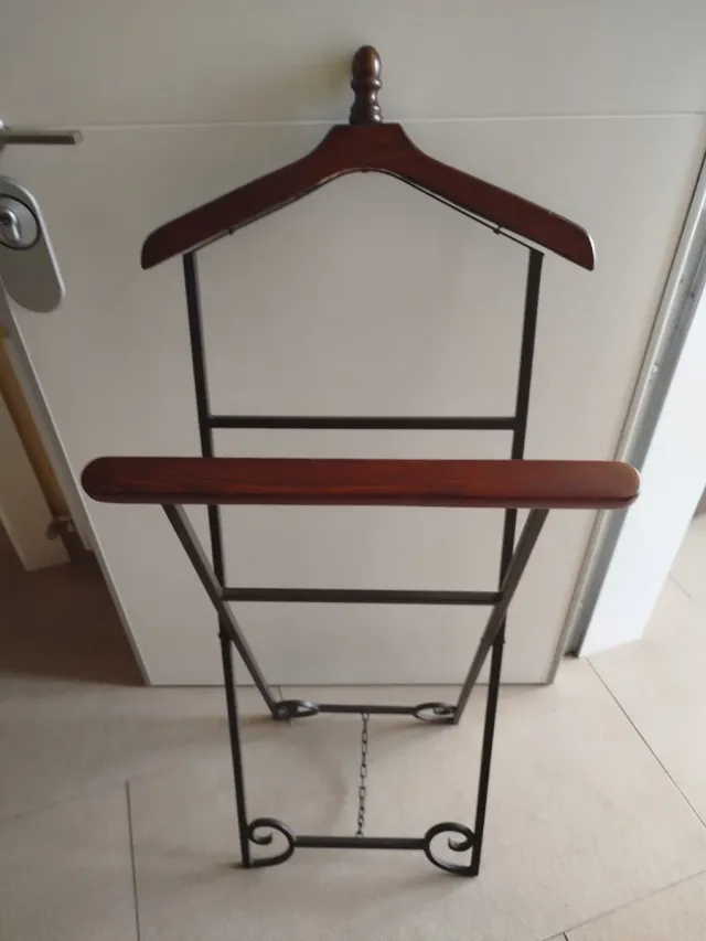 Galán de forja y madera