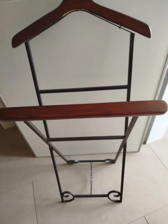 Galán de forja y madera