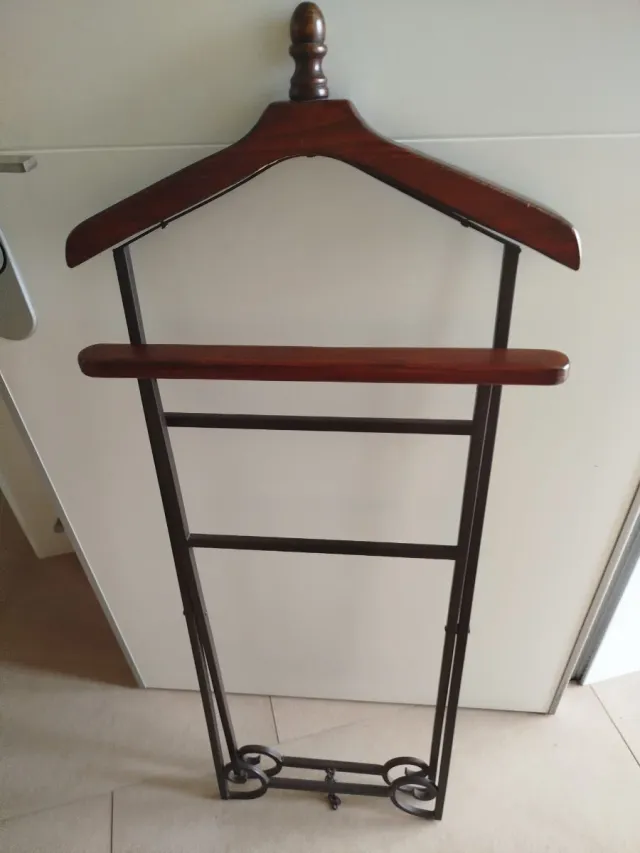 Galán de forja y madera