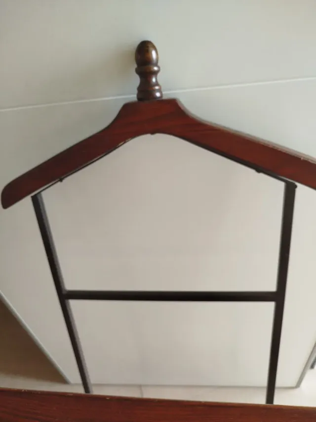 Galán de forja y madera