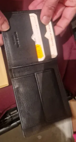 Cartera de cuero negra para hombre