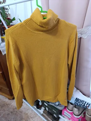 Jersey cuello alto amarillo