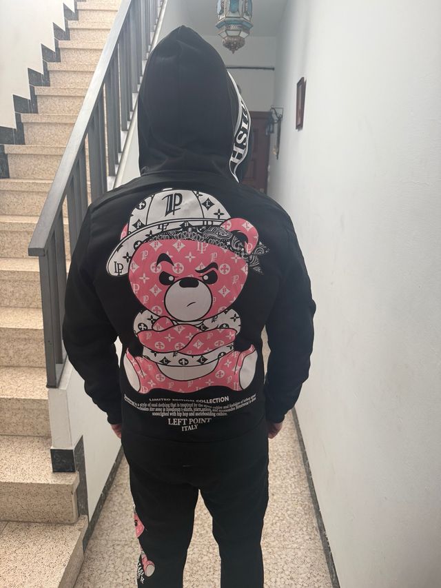 Chándal hombre oso negro y rosa