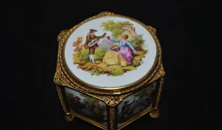 Antiguo joyero escena galante