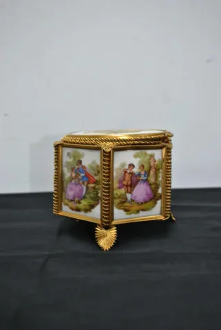 Antiguo joyero escena galante