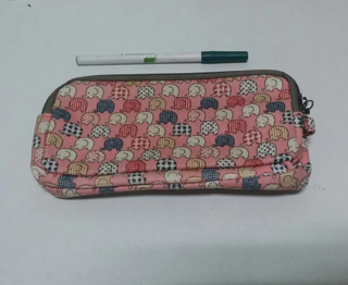 Cartera de mano con elefantes y correa