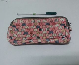 Cartera de mano con elefantes y correa