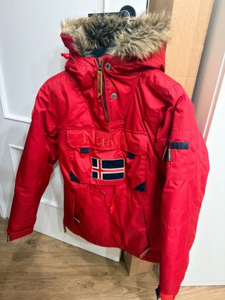 Chaqueta Norway Roja con Capucha y Pelo