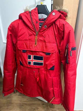 Chaqueta Norway Roja con Capucha y Pelo