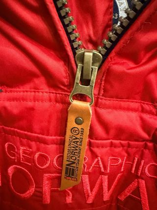 Chaqueta Norway Roja con Capucha y Pelo