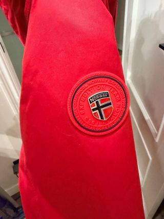 Chaqueta Norway Roja con Capucha y Pelo