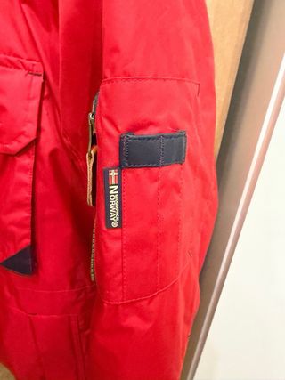 Chaqueta Norway Roja con Capucha y Pelo