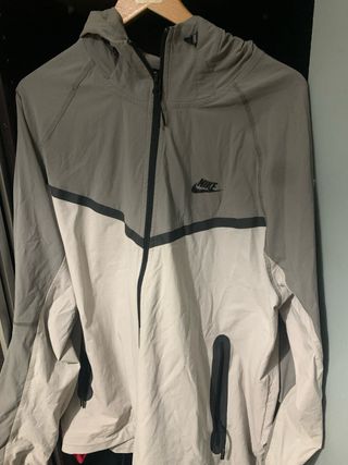 Chaqueta Nike Talla L Gris y Blanca