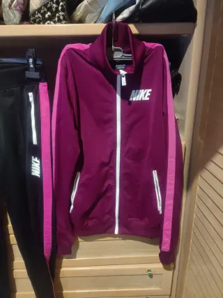 Conjunto deportivo Nike negro y rosa