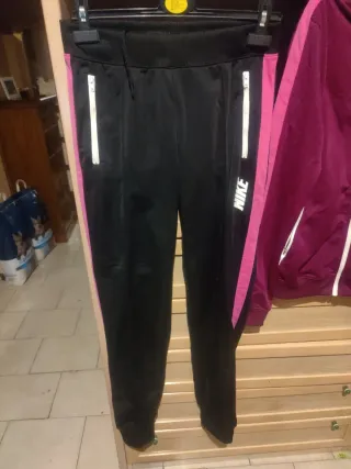Conjunto deportivo Nike negro y rosa