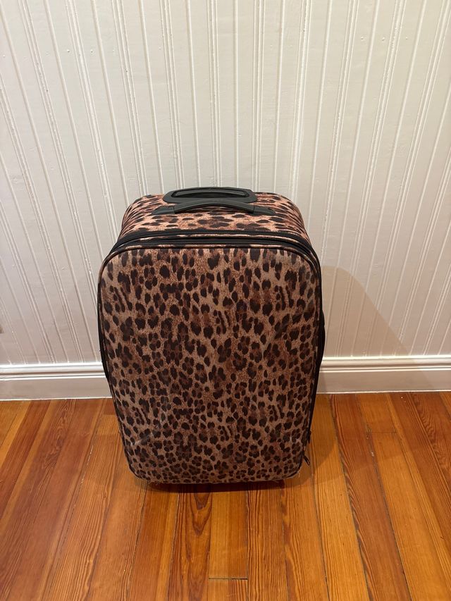 Maleta de viaje con estampado de leopardo