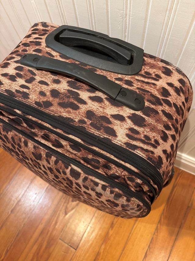 Maleta de viaje con estampado de leopardo