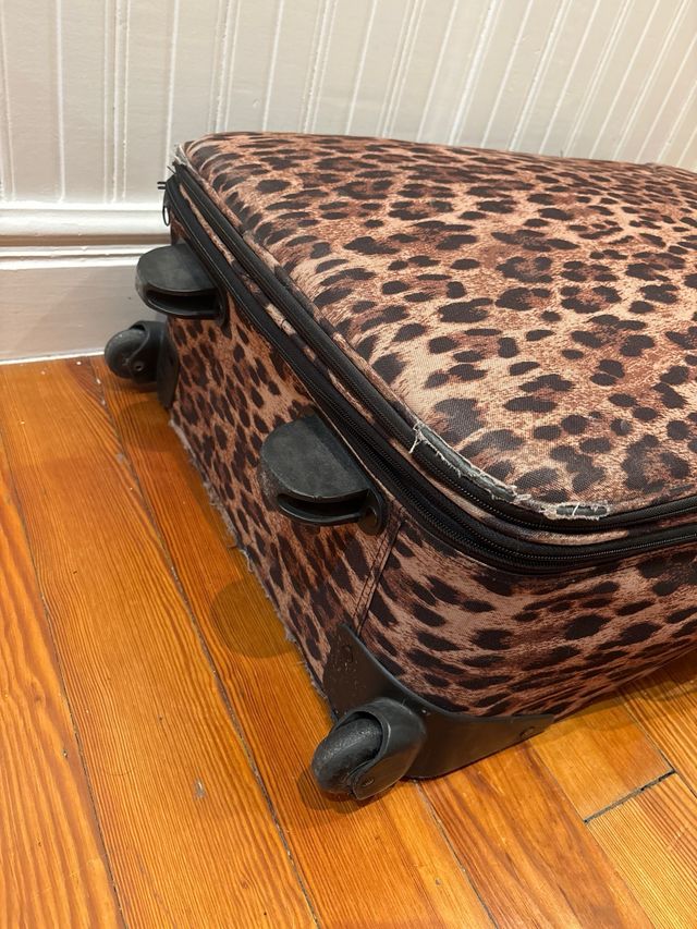Maleta de viaje con estampado de leopardo