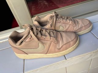 Zapatillas Nike rosas y beige