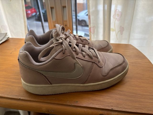 Zapatillas Nike rosas y beige