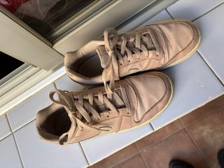 Zapatillas Nike rosas y beige