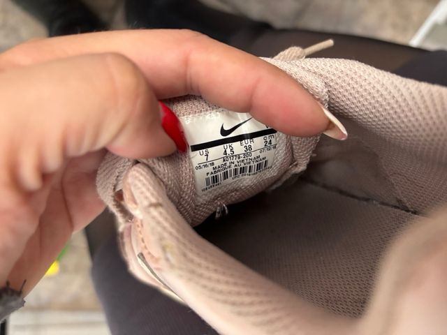 Zapatillas Nike rosas y beige