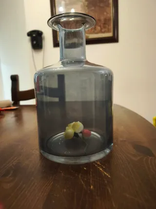 Vaso blu in vetro trasparente