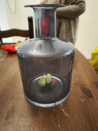 Vaso blu in vetro trasparente