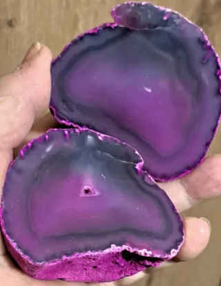 Geode viola e grigio diviso in 2 parti