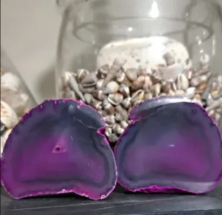 Geode viola e grigio diviso in 2 parti