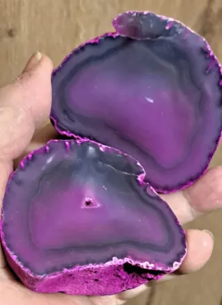 Geode viola e grigio diviso in 2 parti