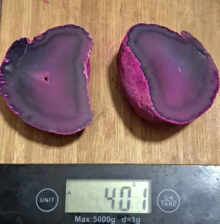 Geode viola e grigio diviso in 2 parti