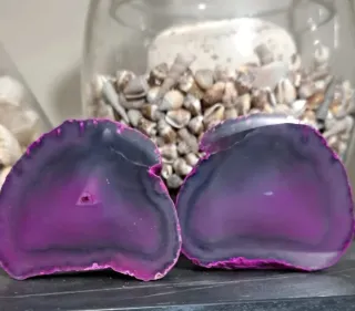 Geode viola e grigio diviso in 2 parti