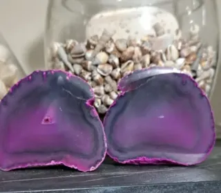 Geode viola e grigio diviso in 2 parti